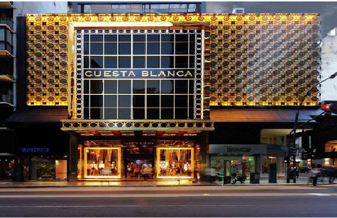 邻水门头设计与商业空间的纽带。