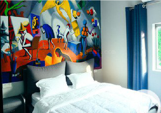 邻水对于酒店的墙体彩绘而言更注重哪些方面？